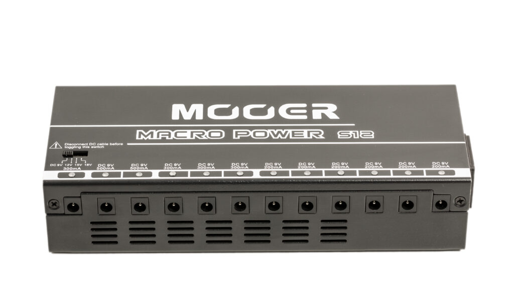 Das Mooer Macro Power S12 Mehrfach-Netzteil bietet Anschlüsse satt, die Spannungsstabilität ist gut, leider streut es bei Benutzung von Wah-Pedalen ein.