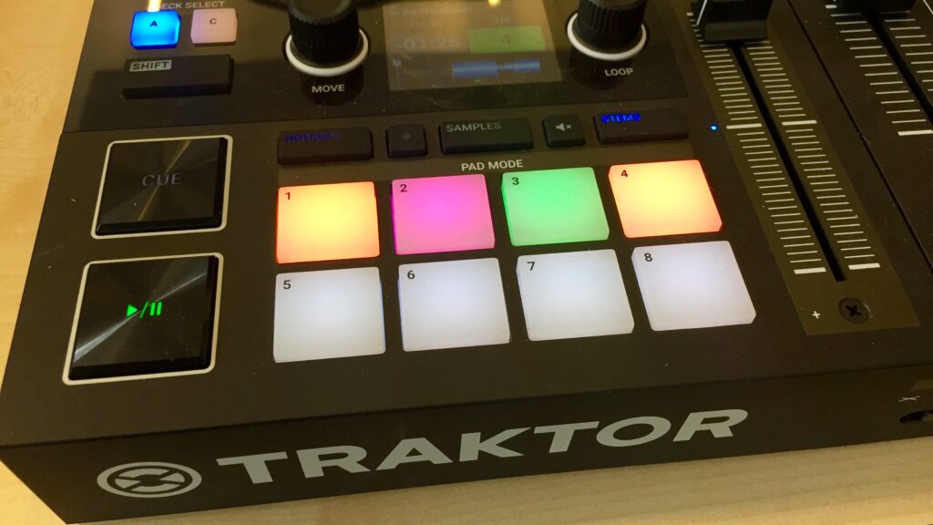 Der Traktor-Step-Sequenzer führte bislang ein Schattendasein, Es besteht Hoffnung, dass diese Tage endgültig vorbei sind: dank dem Traktor Kontrol S4 MK3 lässt er sich superintuitiv mit einbeziehen