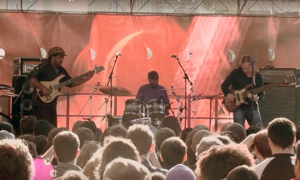 Victor Wooten und Steve Bailey (rechts) bei einem Konzert - hier mit Drummer Derico Watson. (Bildquelle: www.youtube.com/watch?v=0-0QgYPZxiM)