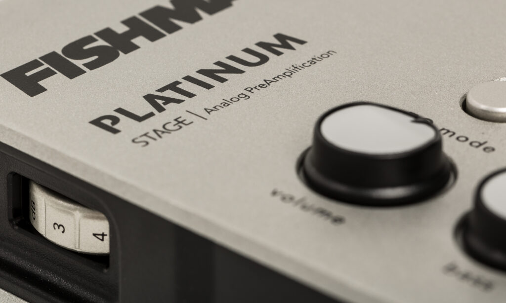 Der Fishman Platinum Stage Preamp bietet eine sehr gute Klangqualität und kann mit dem EQ auf unterschiedliche Instrumententypen abgestimmt werden.