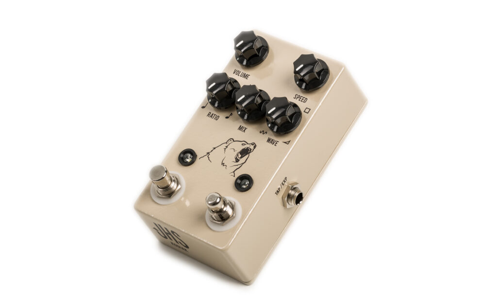 Das JHS Kodiak Tremolo Pedal erzeugt warme Vintage-Tremolosounds und bietet eine Tap-Tempo-Option und Anschluss für ein Expression-Pedal.