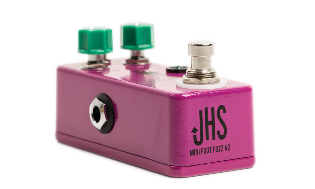 Das JHS Pedals Mini Foot Fuzz V2 zeigt sich ausgesprochen flexibel – von moderatem Fuzz bis hin zu Extremsounds ist fast alles möglich.