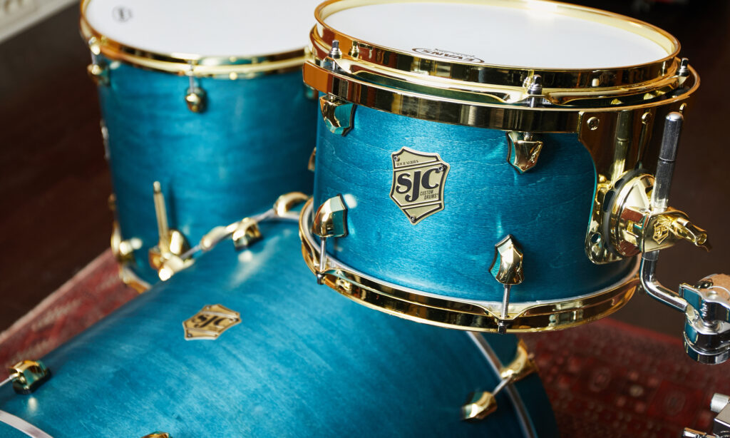 Auffällige Optik trifft auf rockige Sounds - das SJC Drums Tour Series Shellset.