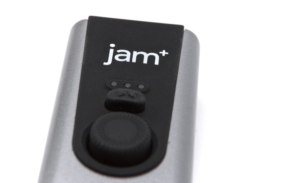 Aufgeräumt und einfach: Regler, Taster und LED-Anzeige des Jam+