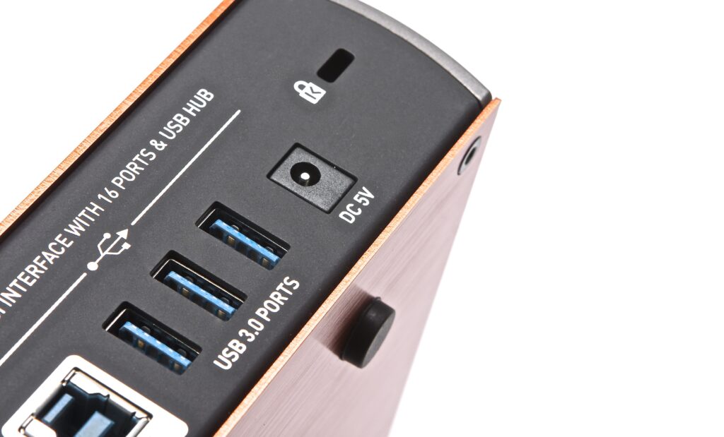 Der Stromanschluss ist optional – und für den USB-Hub gedacht.