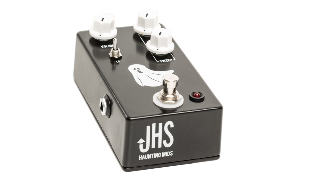 Mittendrin, statt nur dabei, so könnte das Motto des JHS Haunting Mids Pedals lauten.