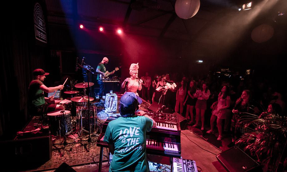 Mit der R&B Sängerin Yarah Bravo ist Tobi sowohl im Duo als auch in Bands vor allem international unterwegs. Foto von Plek Club Amsterdam.