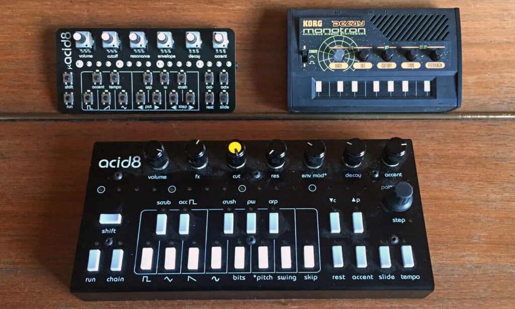 Größenvergleich: Die µAcid8 mit dem großen Bruder Acid8 MkII und einem Korg Monotron-Delay, das eine ganz wunderbare Ergänzung zur µAcid8 sein kann. (Foto: Mijk van Dijk)