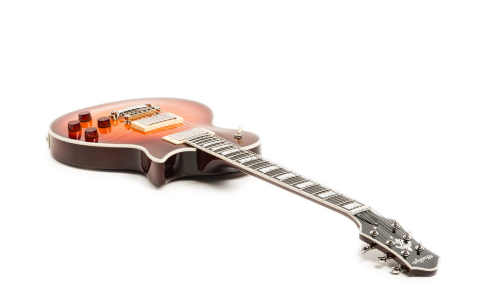 Die Prestige Guitars Heritage Elite liefert einen satten Ton mit ordentlichem Sustain.