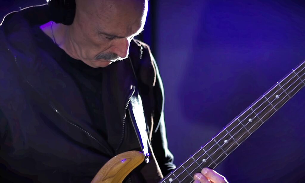 Bassist Tony Levin mit einem fünfsaitigen Music Man Stingray
