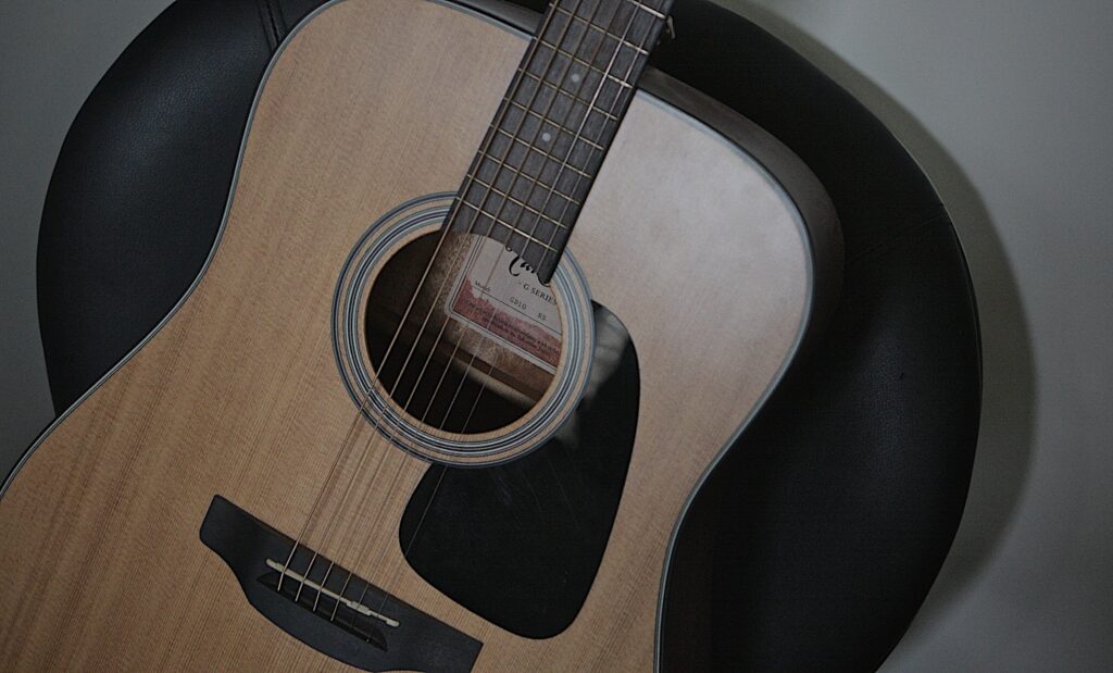 Ein Tonstudio ohne zumindest eine einfache Akustikgitarre wie die abgebildete Takamine ist eigentlich ein Unding.