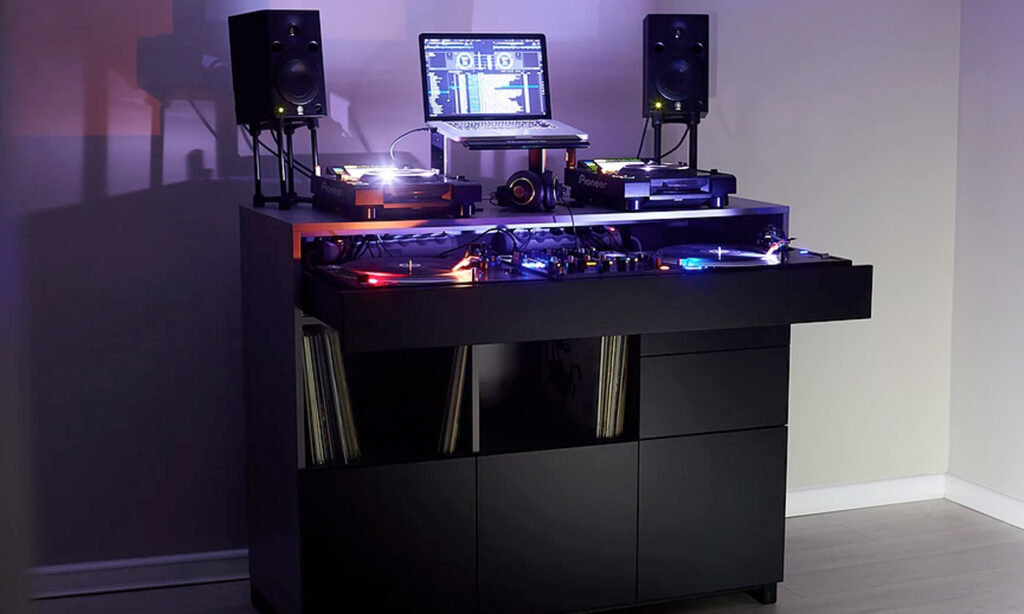 Das Roomy DJ Möbelstück ist platzsparend, praktisch und sogar schick (Bildcredit: roomystudio.net)