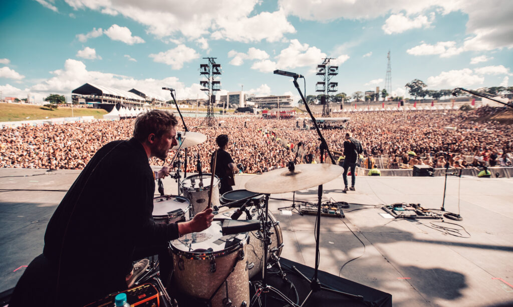 Die Tourneen von Milky Chance führten Sebastian in viele Metropolen der Welt, so wie hier nach Sao Paulo. Bild von Anthony Molina.