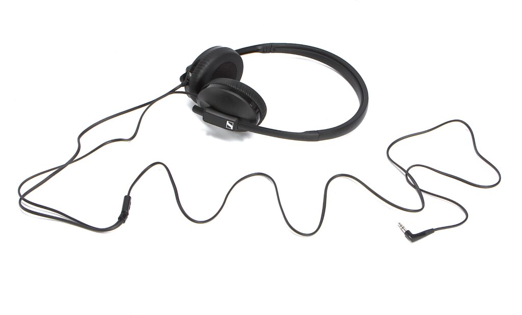 Sennheiser_HD100_B10_liegend_m_Kabel