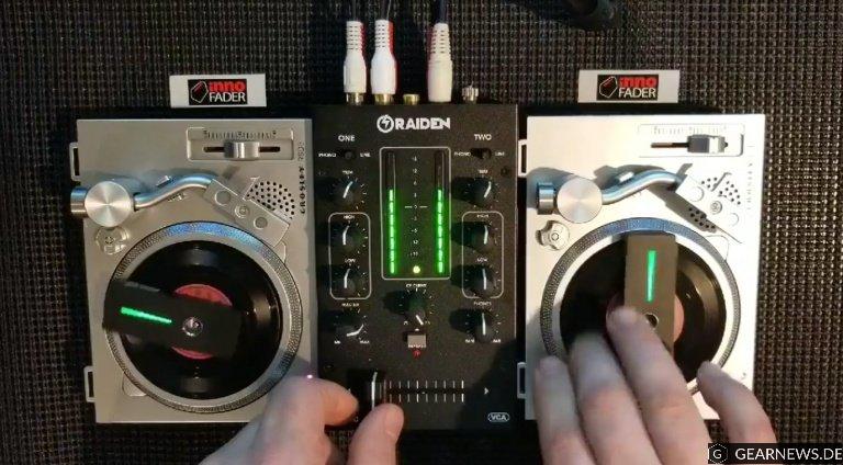 Miniatur DJ-Setup mit zwei Crosley RSD3, Raiden RPM-100 und MWM Phase