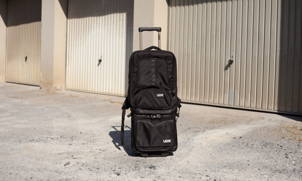 Wenn es mal mehr wird, stocke ich einfach auf – im Bild mit einem UDG Ultimate Backpack Slim