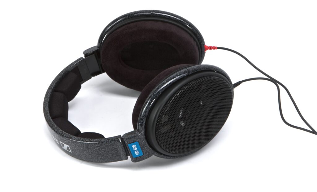 Kopfhörer – hier der legendäre Sennheiser HD 600 – haben stets eine ausgeprägte Kanaltrennung.