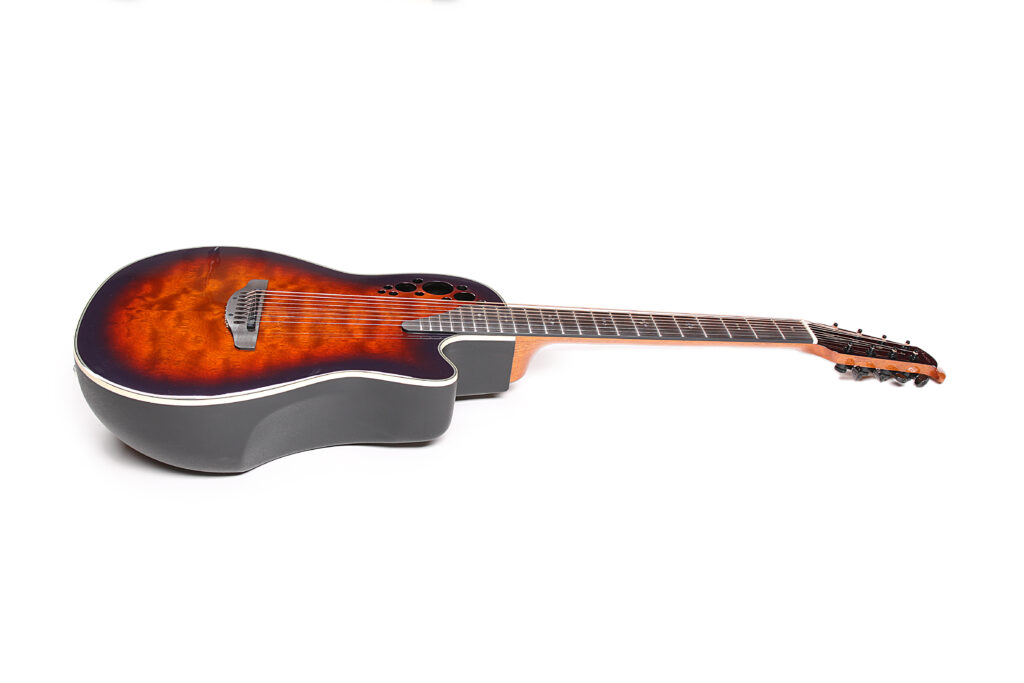 Die Ovation Elite Plus 8-String liefert verstärkt einen beeindruckenden Sound, der sich mit dem Preamp noch gut variieren lässt.