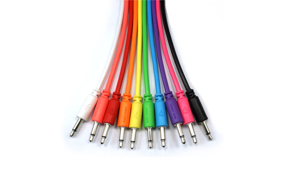Patch-Kabel von Black Market Modular werden in verschiedenen Farben unabhängig von der Länge ausgeliefert. Somit lassen sich Patches sehr übersichtlich gestalten. (Foto: Black Market Modular)