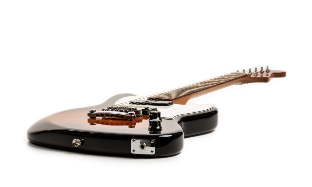 Die Fender Alternate Reality Powercaster ist sauber verarbeitet und mit den zwei gut abgestimmten Pickups absolut in der Lage, die Bude zu rocken.