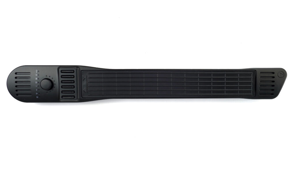 Schlichte schwarze Eleganz: Das Design des Artiphon Instrument 1 ist gut gelungen und erinnert etwas an den Steinberger Bass aus den 1980er Jahren. (Foto: Christine Mangels)