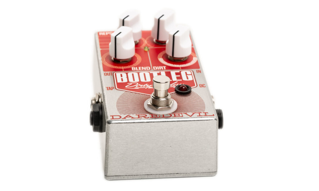 Das Daredevil Pedals Bootleg Dirty Delay liefert einen sehr schmutzigen Delay-Sound mit Lo-Fi-artigem Klangcharakter.