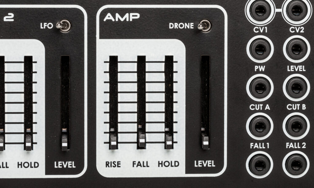 Die Amp-Sektion des Dreadbox Nyx V2 und ein Ausschnitt des umfangreichen Patchfelds.