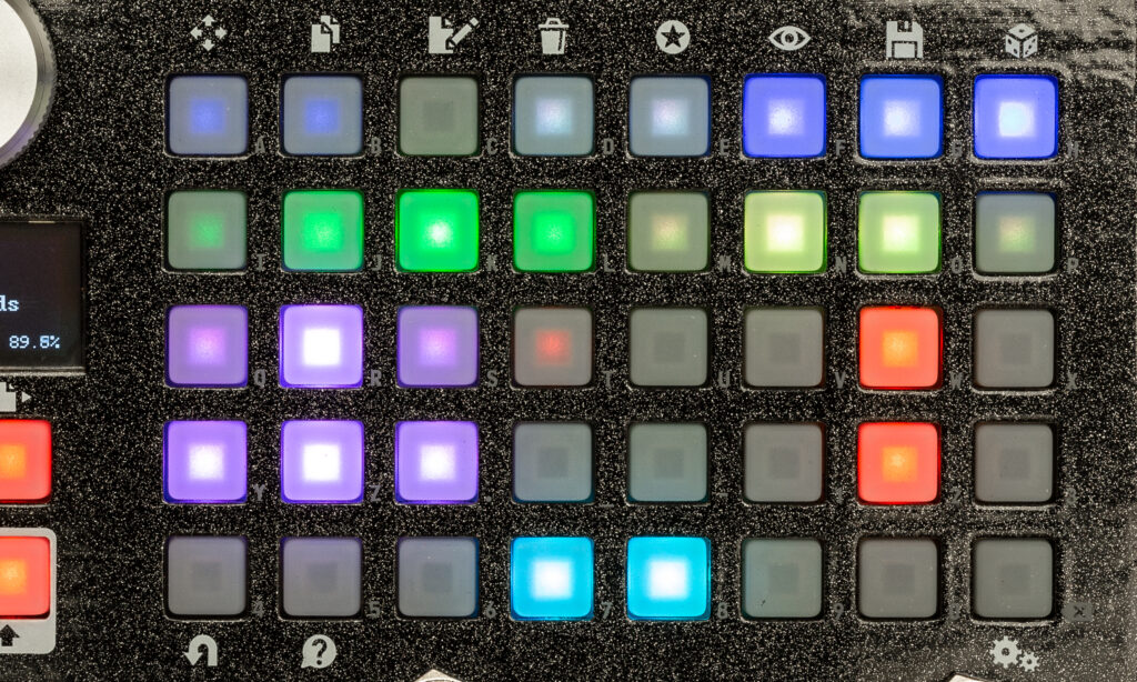 Die 40 Knöpfe im Hauptfeld bilden im Normalzustand die belegbaren Module, haben jedoch eine Doppelfunktion, die mit der Shift-Taste aktiviert wird.