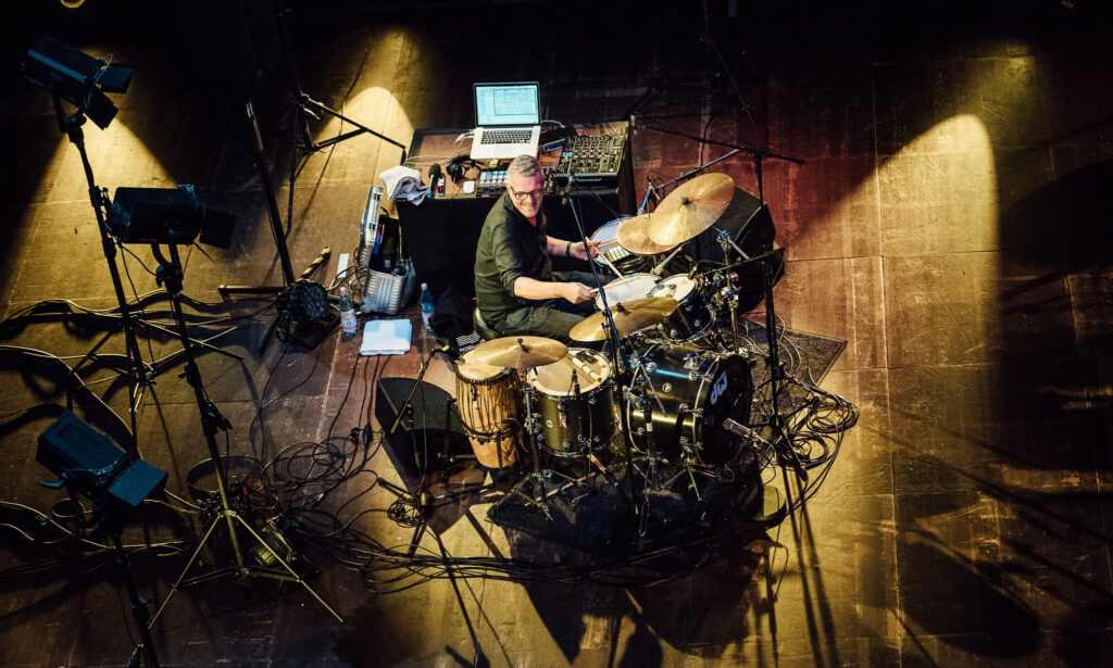 Christian an seinem Hybrid-Setup aus DW Drums, Percussion-Elementen und Electronics. Bild von Markus Werner.