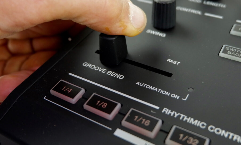 Der Groove Bender ist eine Art Joystick, mit dem der Rhythmus verzögert oder beschleunigt werden kann. Die Aktion lässt sich aufnehmen. (Foto: Christine Mangels)