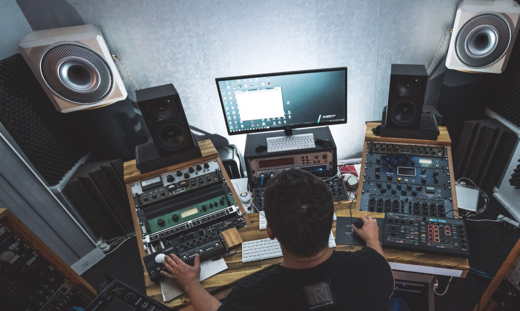 Florian Meindl in seinem Studio. Rechts sieht man sein neues „Masterkeyboard“, den Toraiz SQUID. (Foto: Simon Nieborak @delayedpressuremusic, mit freundlicher Genehmigung von Florian Meindl)