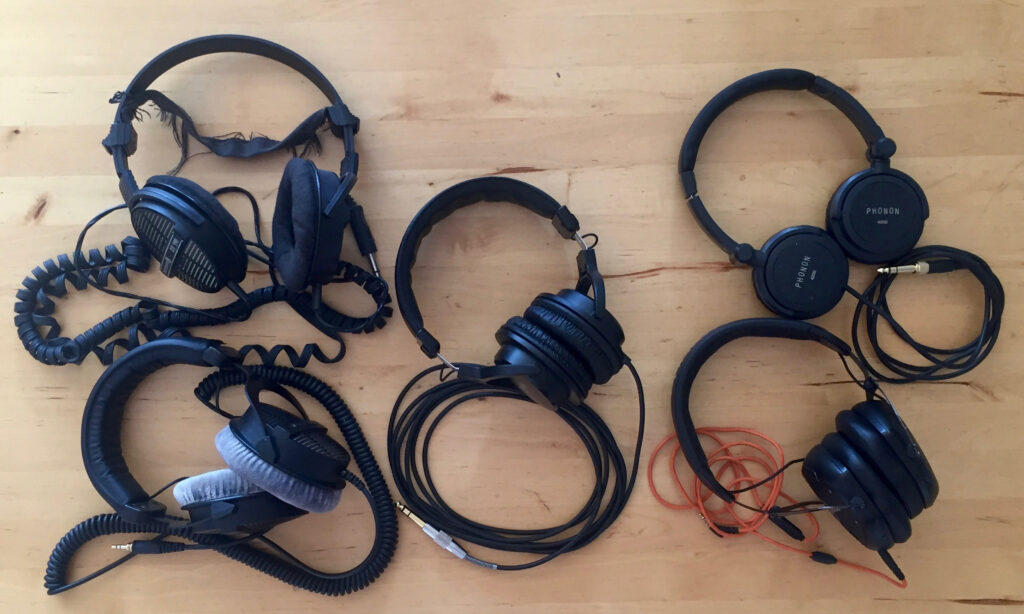 Die Vergleichskandidaten von links nach rechts unten: Beyer Dynamic DT 990 Pro, Beyer Dynamic DT 990, Phonon 4000, V-Moda Crossfade II, in der Mitte der Phonon SMB-02