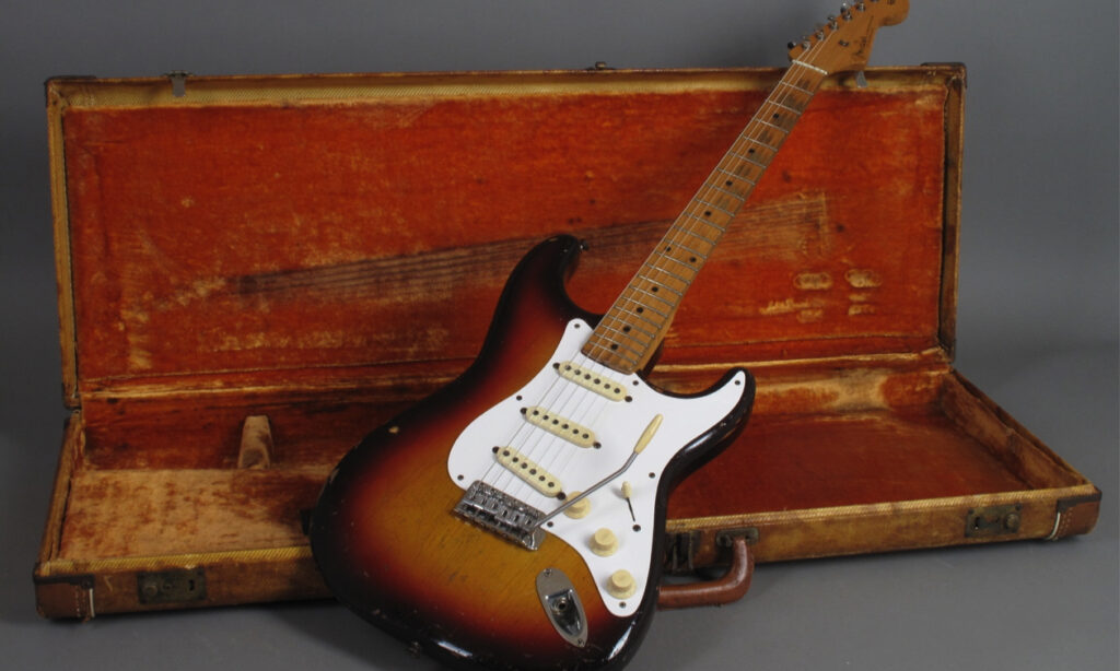 1958 Fender Stratocaster - 3-tone Sunburst incl. orig. Fender Tweed case