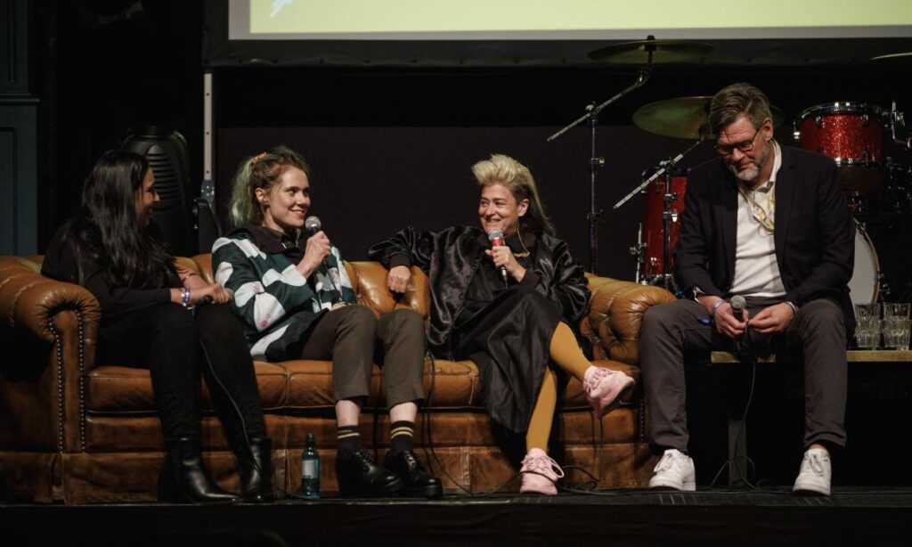 Kate Nash und Peaches im Gespräch mit Puja Patel (Pitchfork Magazine). Foto: Michael Rathmayr