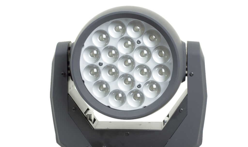 Mit 19x 15 W starken Quad-LEDs