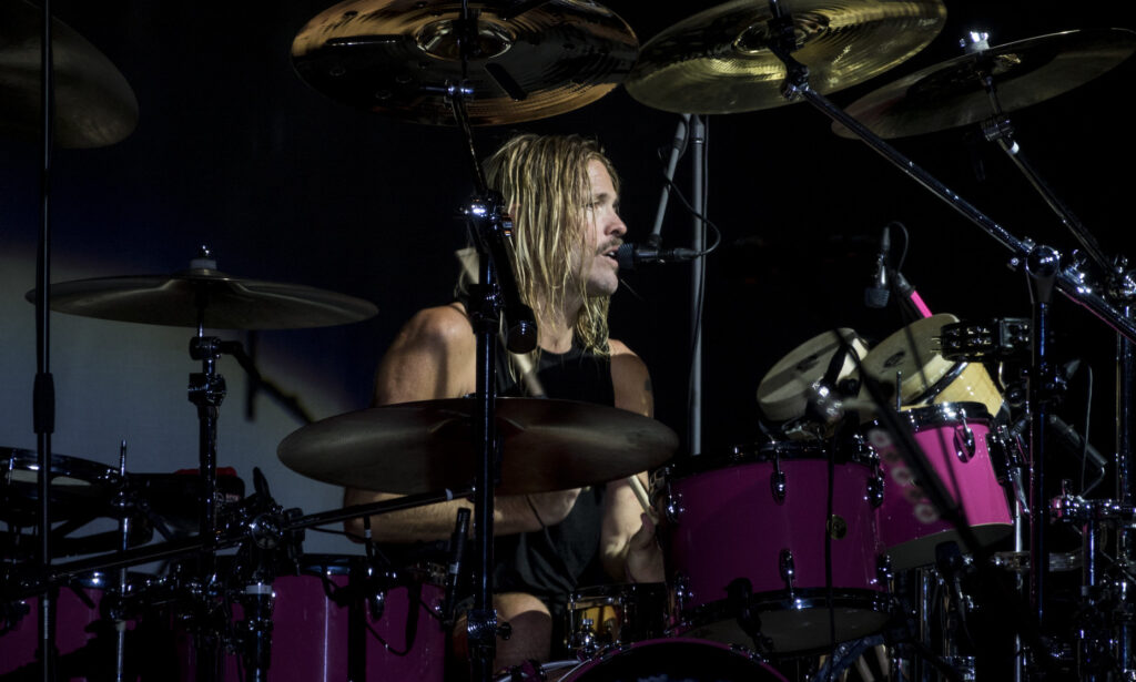 Taylor Hawkins mit den Foo Fighters 2017 in Berlin | Bild: raph_ph | Album: FoosLollBerlin190917-22 (CC BY 2.0)