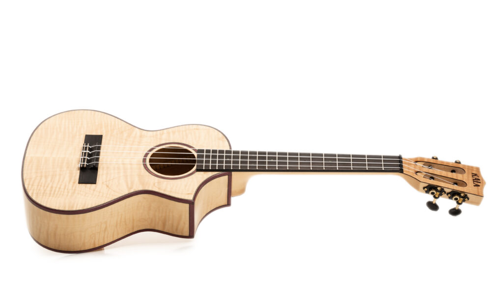 Mit der Kala Solid Flame Maple Tenor-Ukulele erwirbt man ein Instrument mit ausgewogenem, weichem Klangcharakter, makelloser Verarbeitung und sehr guter Bespielbarkeit.