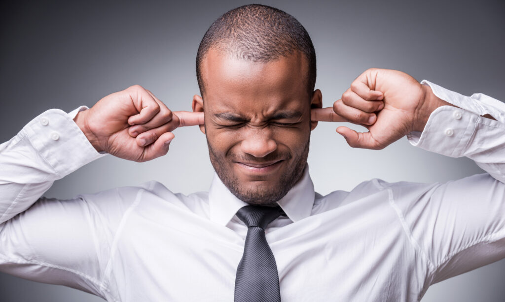 Spätestens, wenn eure Freunde so reagieren, wisst ihr: Etwas ist schief gelaufen. (Credits: Shutterstock / Von: G-Stock Studio)