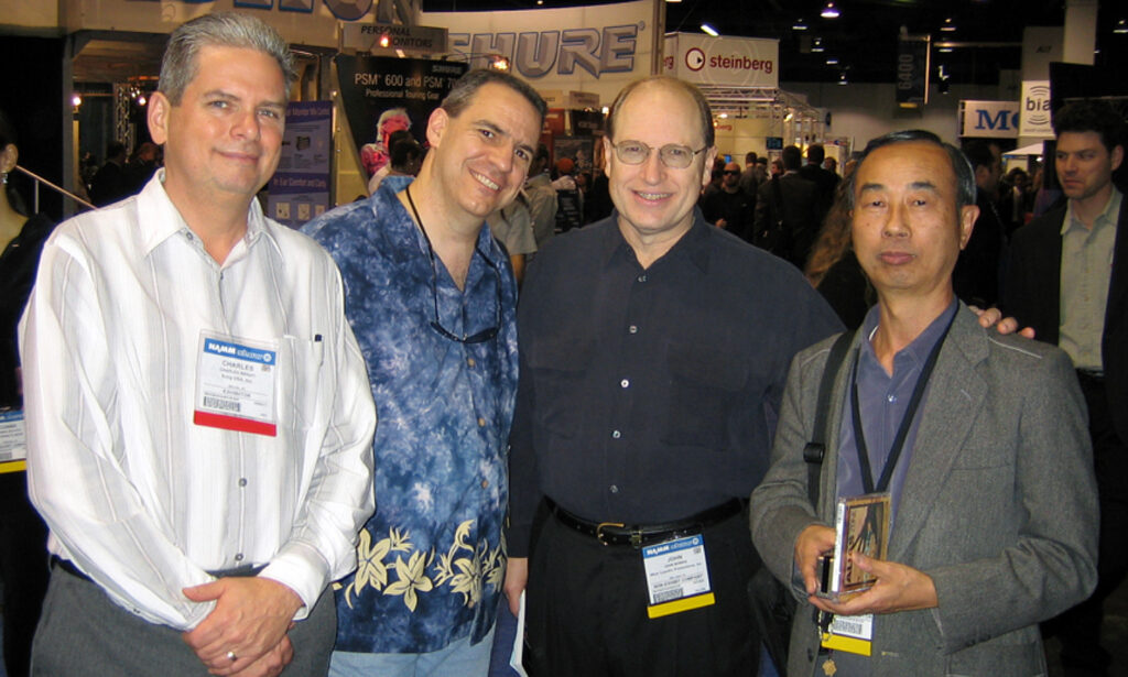 John Bowen (zweiter von rechts) und Chris Meyer zusammen mit Charlie Bright von Korg (links) und Yamaha-Entwickler Karl Hirano (rechts). (Quelle: https://greatsynthesizers.com/allgemein/interview/john-bowen-entwickler-des-solaris/)