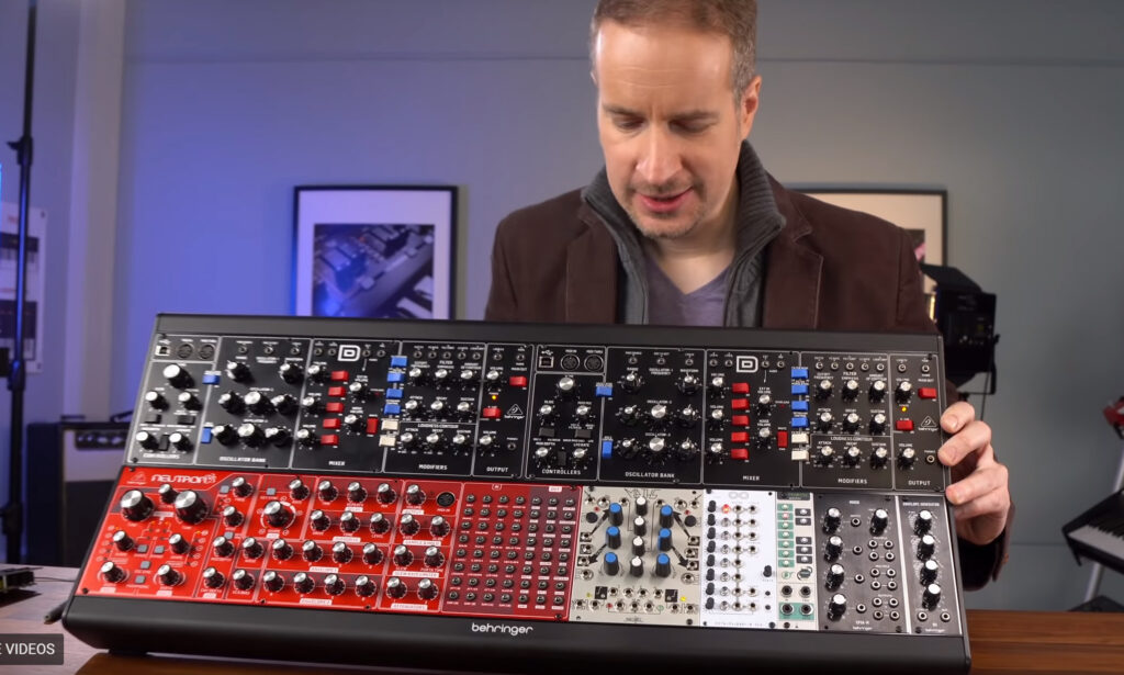 Das bestückte Eurorack Go Case. (Screenshot Behringer Video)