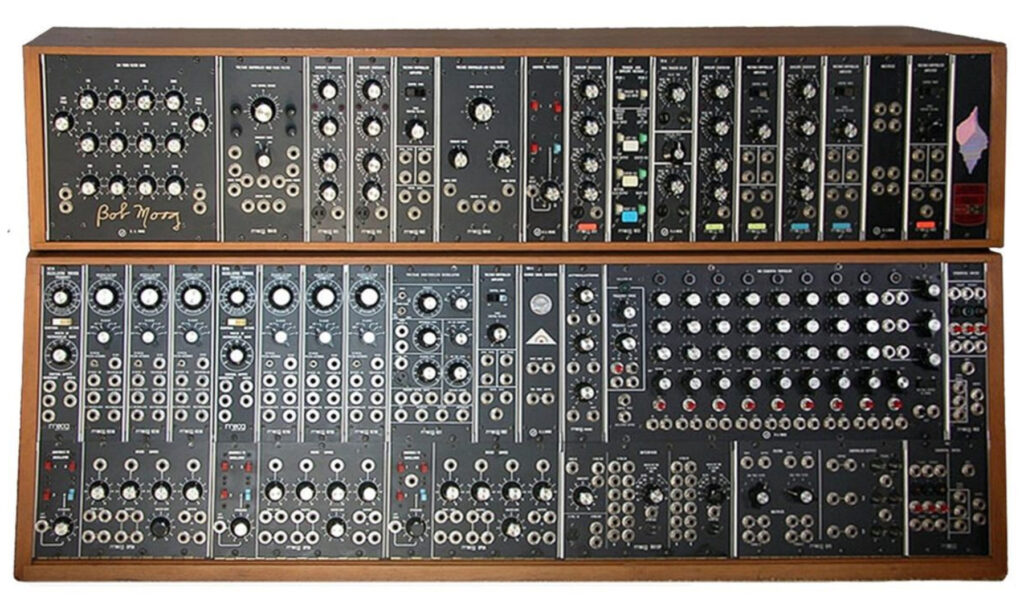 Der legendäre Moog Modular 55. Hier in einer Abbildung ohne Tastatur. (Foto: Wikipedia)