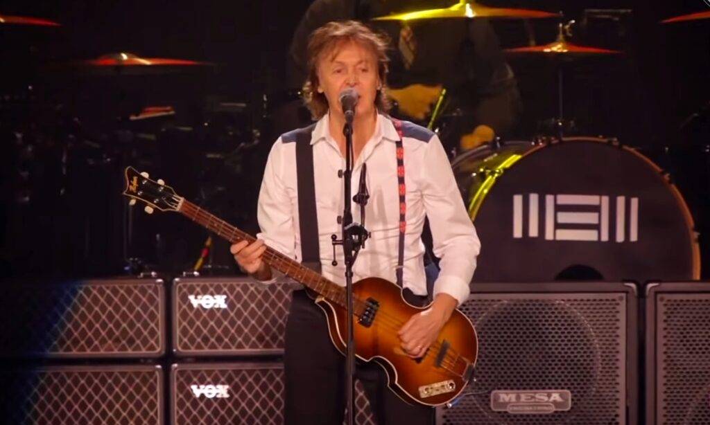 Paul McCartney mit seinem Höfner 500/1 Bass.