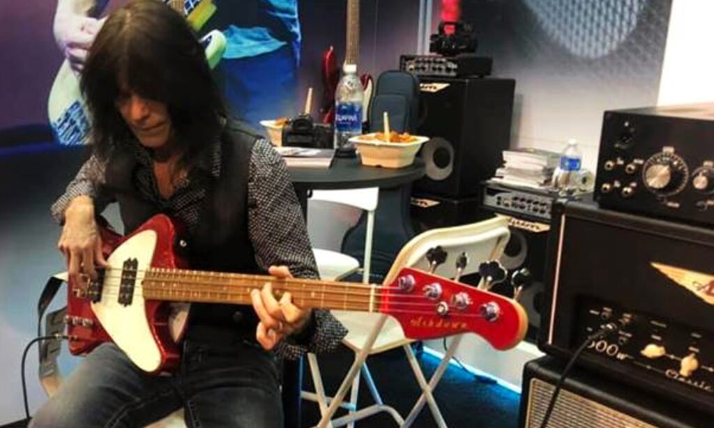 Prominenz am Messestand: Rudy Sarzo (Whitesnake, Ozzy Osbourne ...) probiert einen der neuen Ashdown-Bässe aus. (Alle Bilder zur Verfügung gestellt von Ashdown)