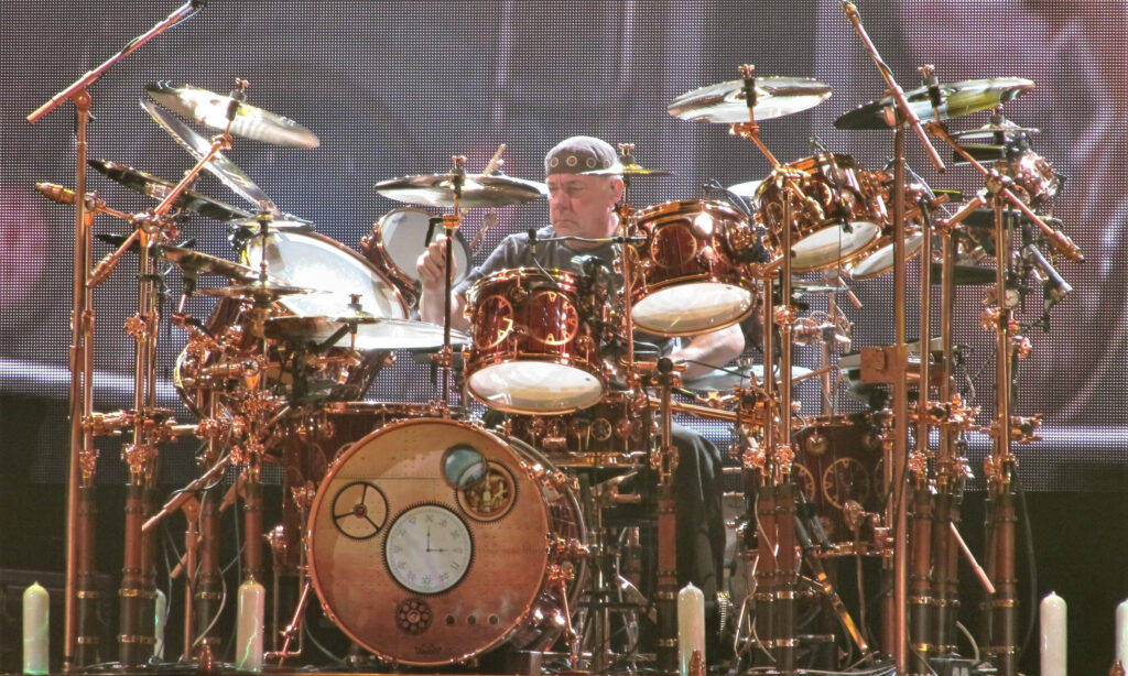 Bild: Clalansingh / Neil Peart playing at the Air Canada Centre in 2010.