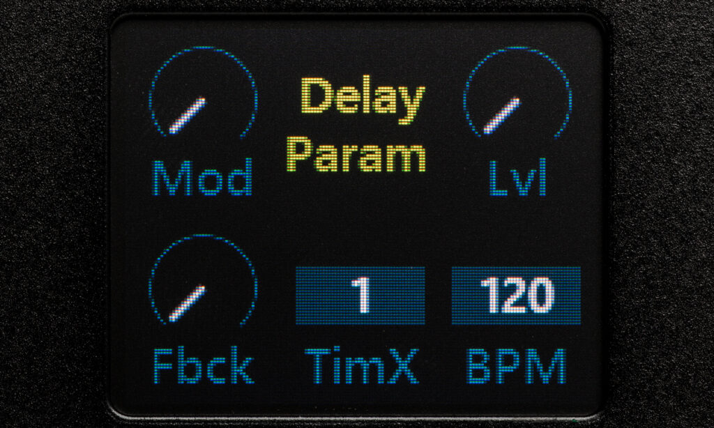 Beim Delay lassen sich die Parameter MOD, LEVEL, FEEDBACK und Geschwindigkeit in BPM einstellen.