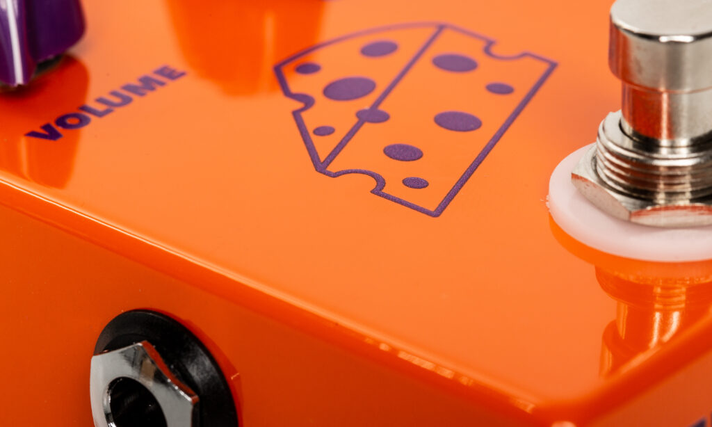 Das JHS Pedals Cheese Ball Fuzz/Distortion-Pedal erzeugt authentische Fuzz-Sounds und ist vielseitig einsetzbar.