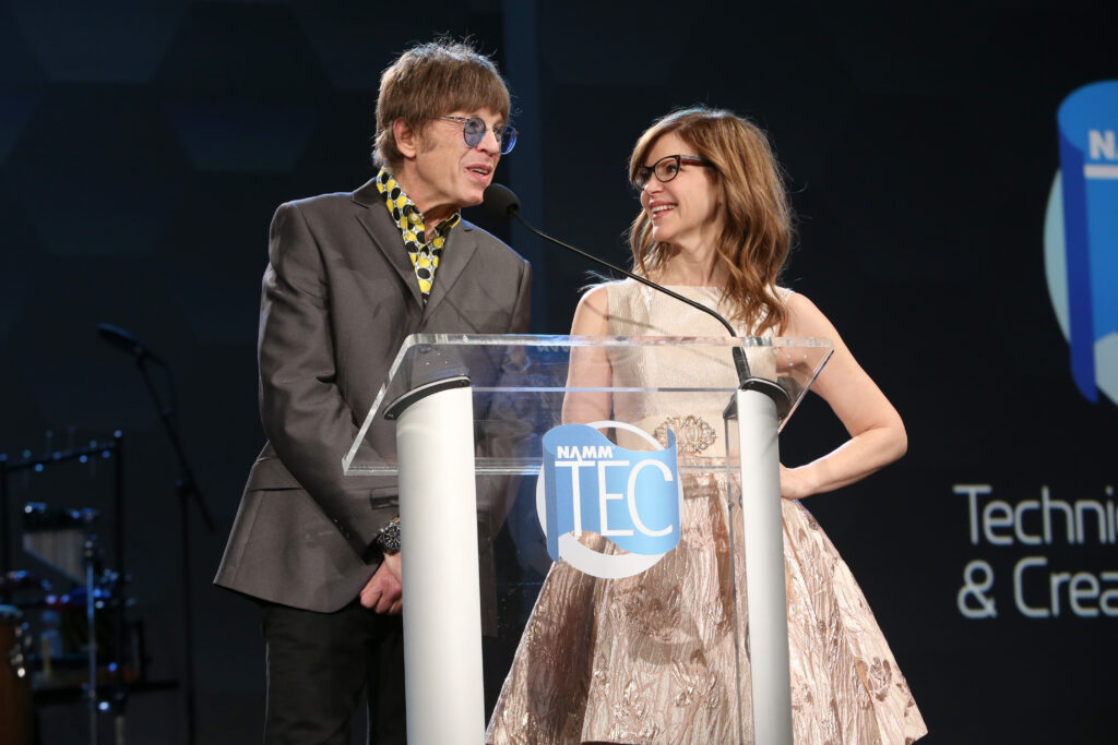 Unter den Laudatoren waren auch Elliot Easton und Lisa Loeb (Bild), aber auch Herbie Hanckick. (Bildquelle: Getty Images for NAMM)