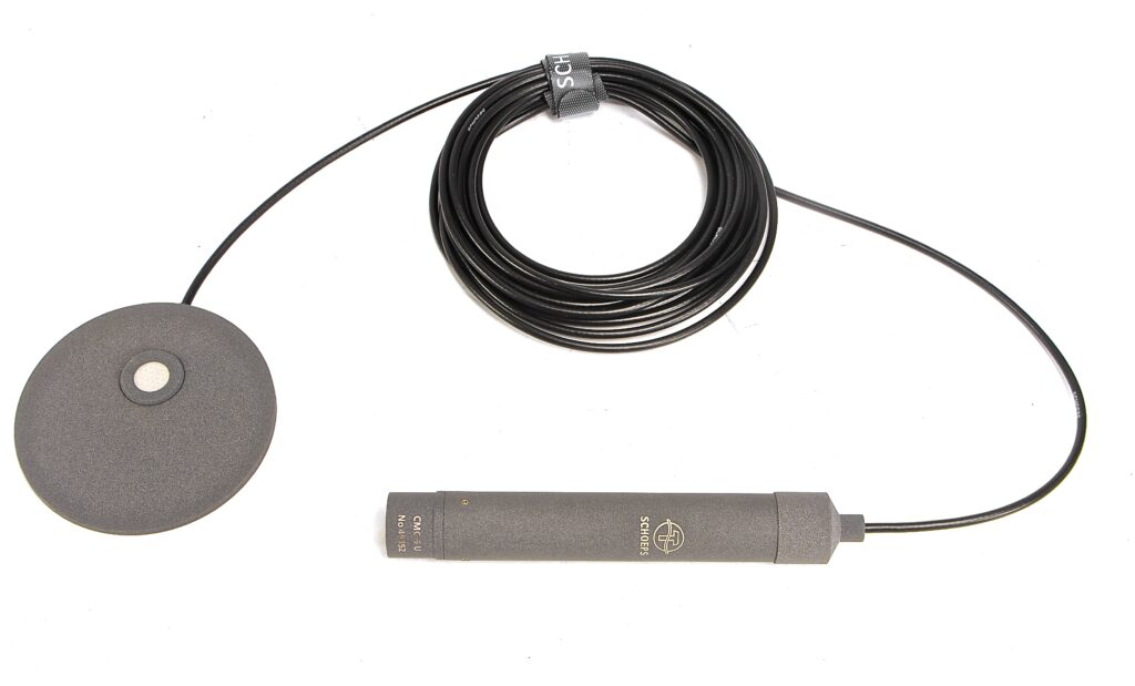 So sieht das komplette Grenzflächenmikrofon aus: Die eigentliche "Kapsel", das Schoeps BLM 03 C ist mit einem Mikrofonverstärker aus der Colette-Serie verbunden, hier einem Schoeps CMC6xt.