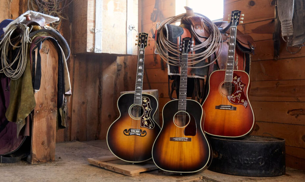 Drei Modelle der Gibson Acoustic Custom Shop Historic Collection: Pre-War SJ-200 Vintage Sunburst, 1942 Banner J-45 Vintage Sunburst und 1960 Hummingbird Heritage Cherry Sunburst (Bilder zur Verfügung gestellt von Gibson)