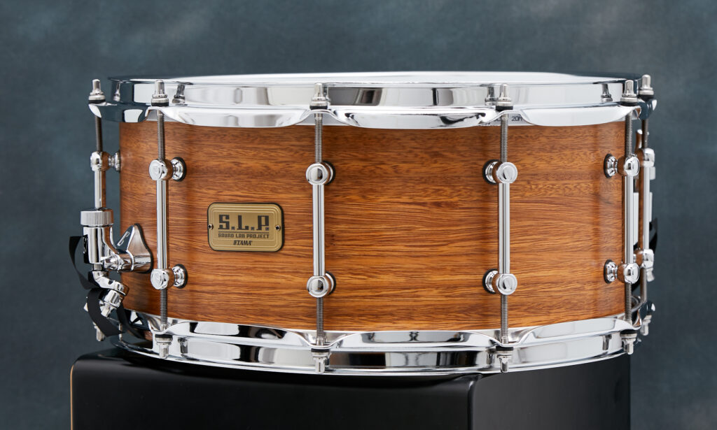 Trocken, aber lebendig klingt die Tama S.L.P. Bold Spotted Gum Snaredrum.